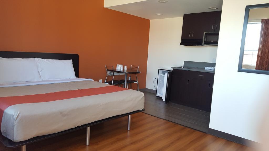 Motel 6 Maple/Main Hesperia Buitenkant foto